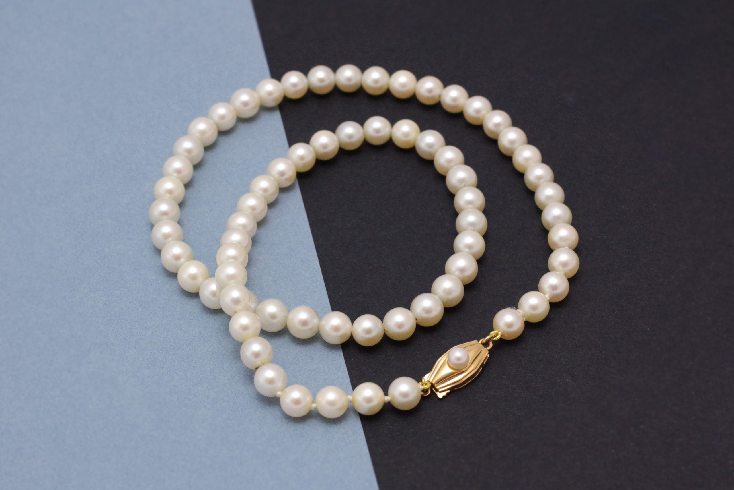 pearl choker necklace with a golden clasp