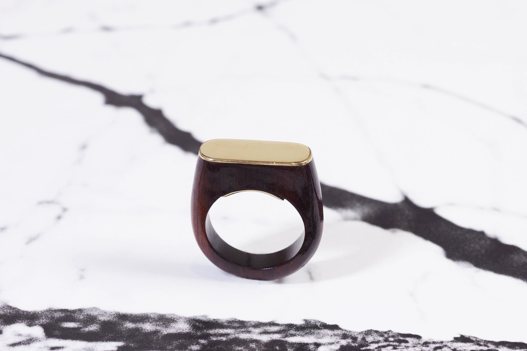 Bague attribuée à VCA en bois