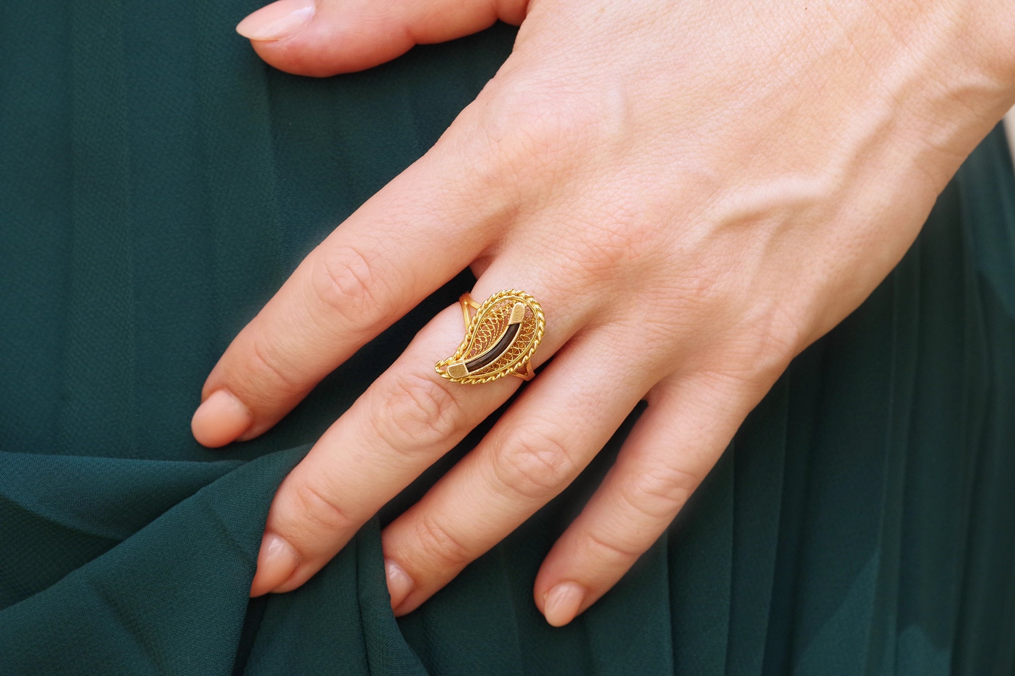 Leaf ring in gold