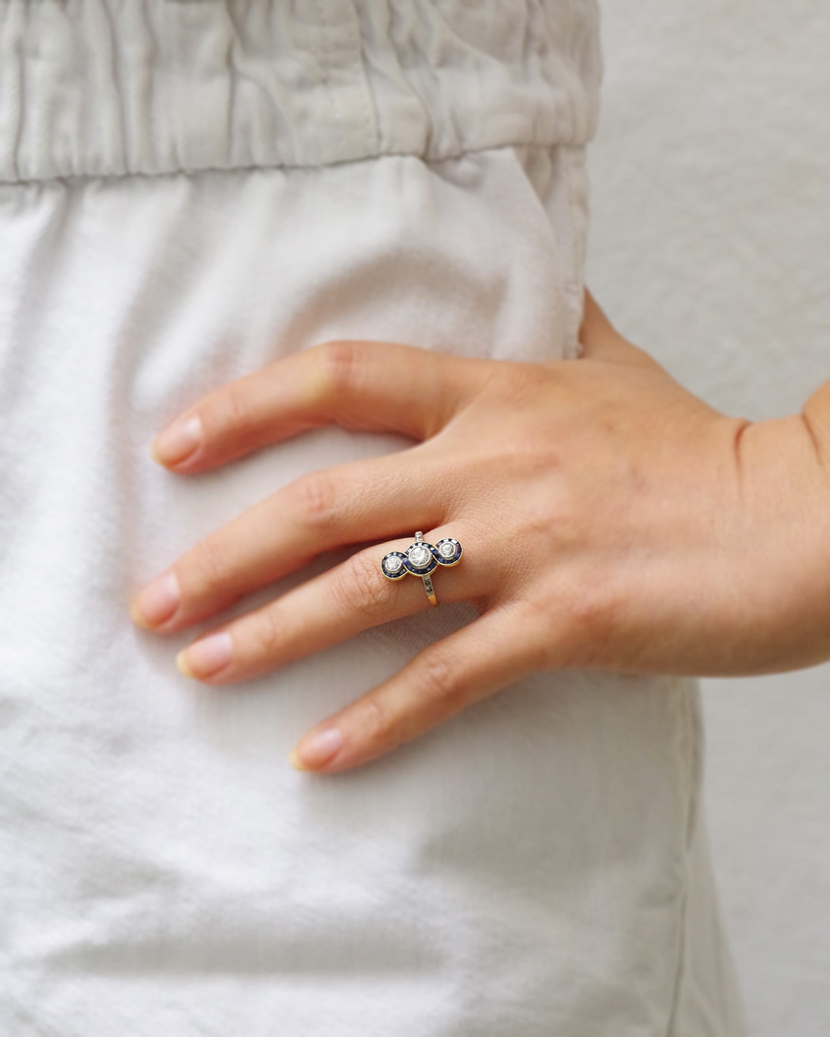 Bague art deco trois diamant et saphirs
