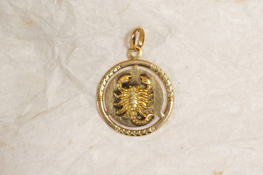 medaille vintage astro scorpion or 18k