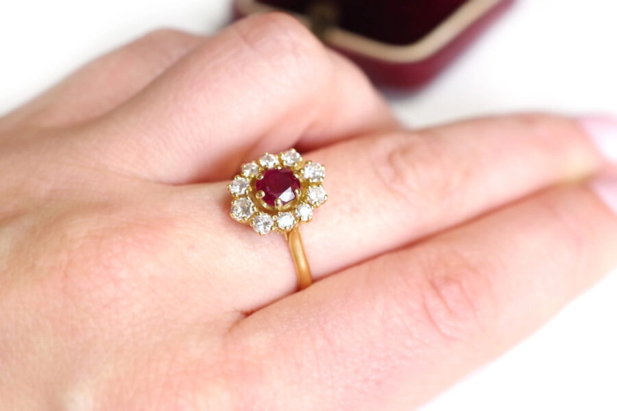 preowned rubis diamond cluster ring in gold