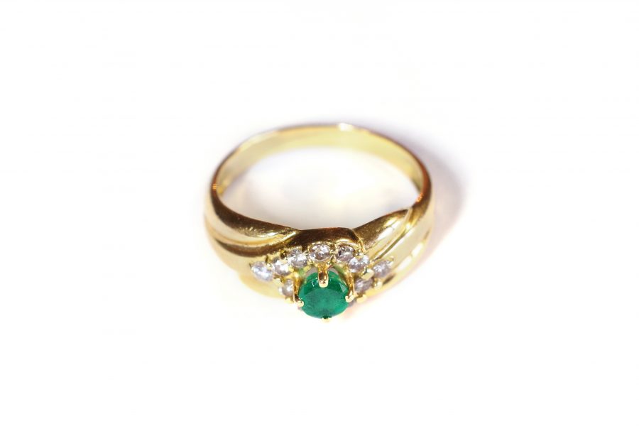 pre-owned emerald diamond ring in gold