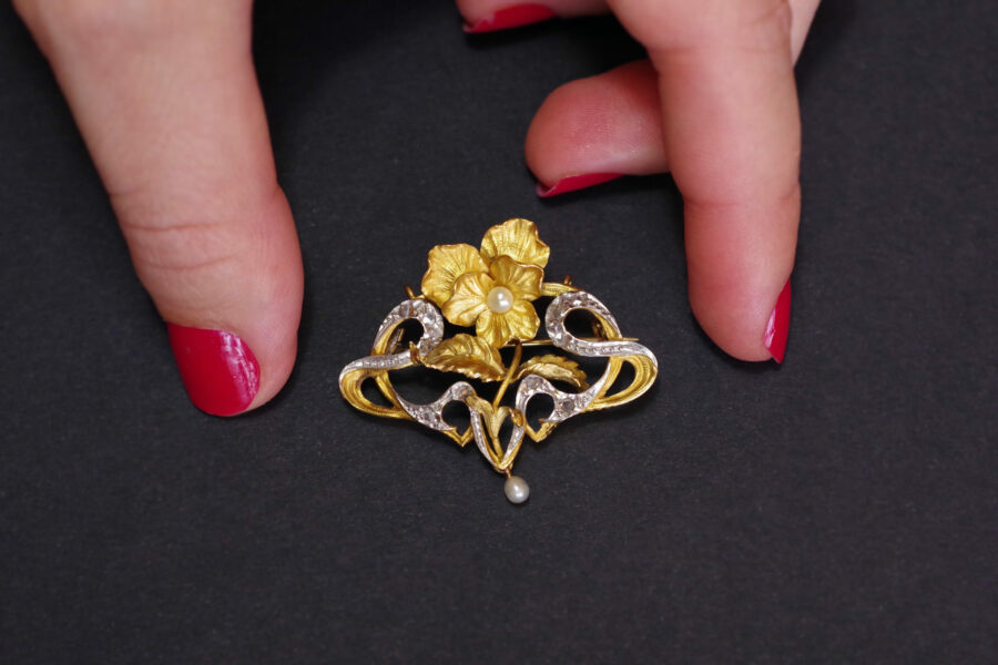 brooch in gold art nouveau diamond pearl pendant