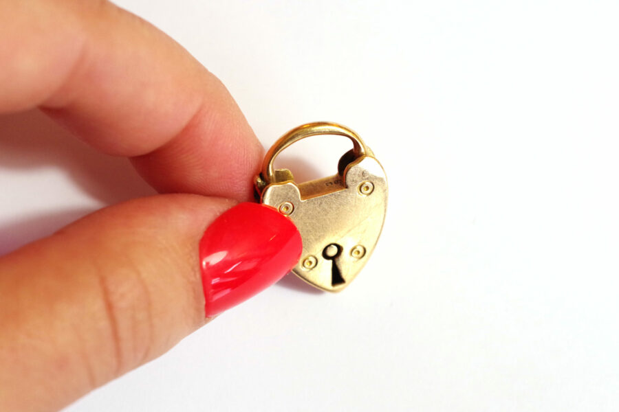 clasp heart padlock in gold