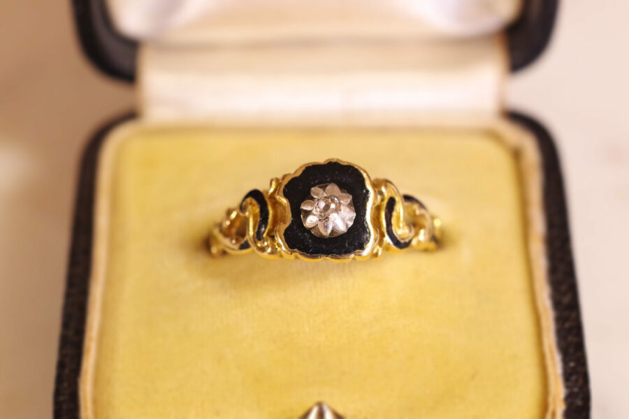 victorian mourning ring with back enamel