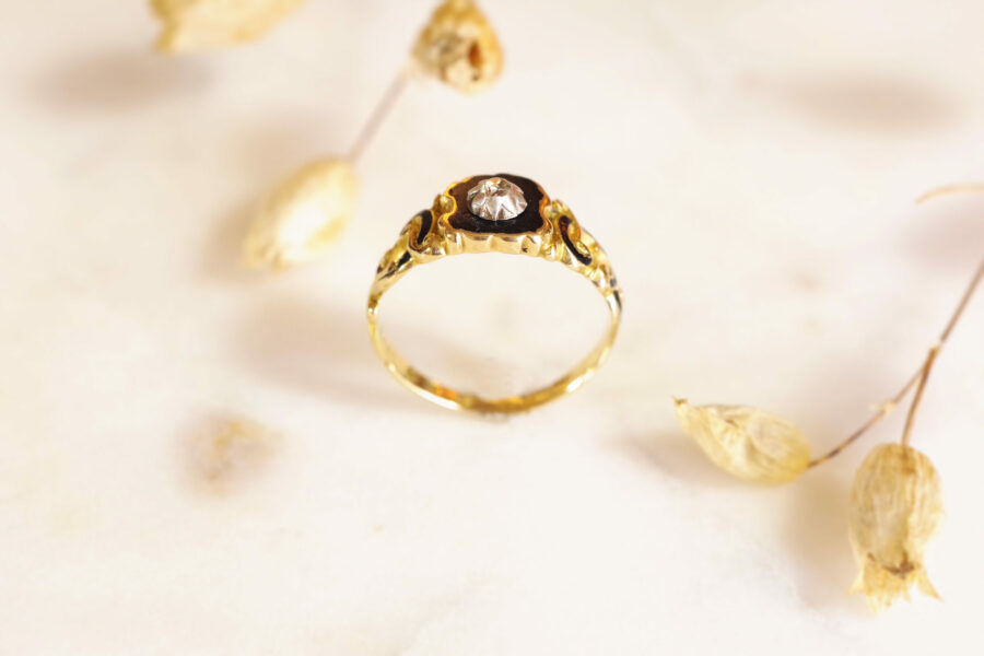 victorian mourning ring with diamond in gold