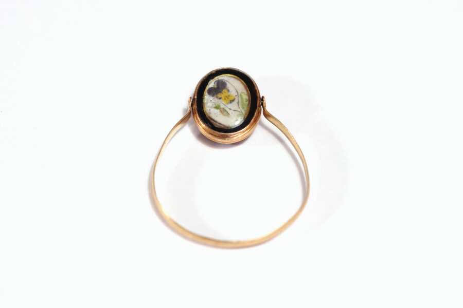 antique swivel ring in gold