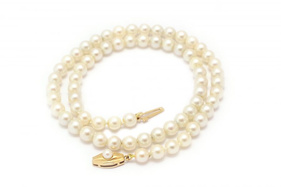 vintage pearl choker necklace with a clasp in gold