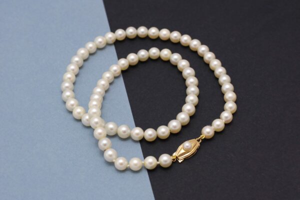pearl choker necklace with a golden clasp