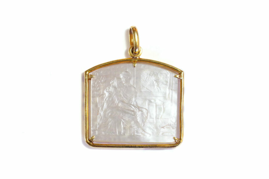 Neoclassical scene engraved on mother of pearl, pendant in gold