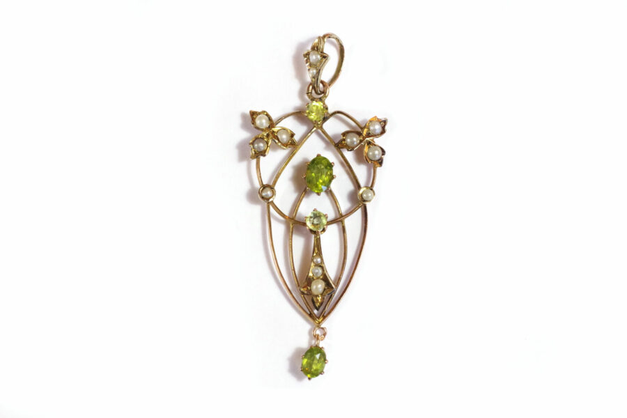 Edwardian English art nouveau pendant peridots in gold with pearls
