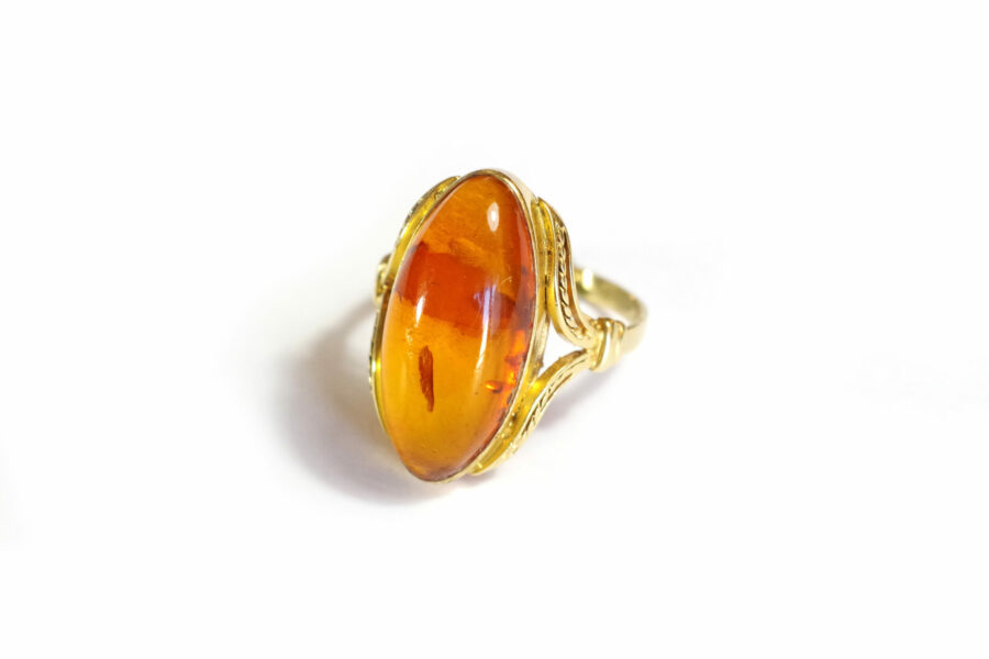 sixties amber ring in gold