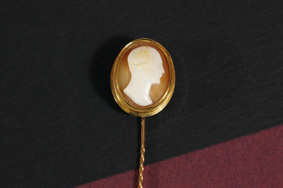 antique cameo tie pin in 18k gold
