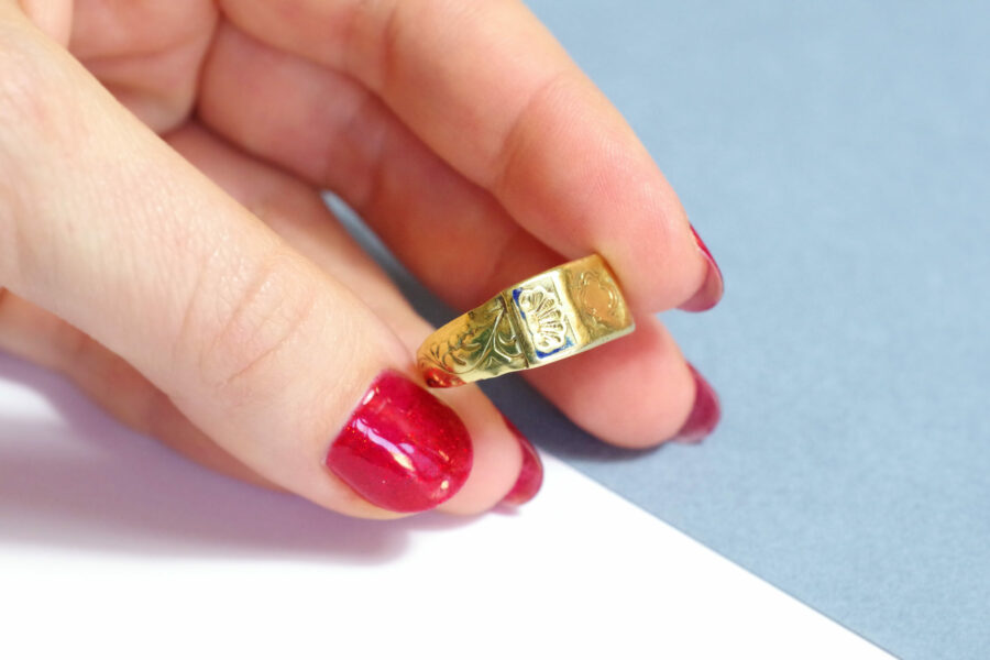 wedding ring in 18k gold enamel