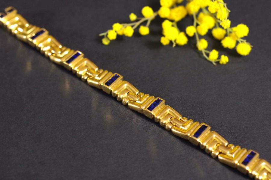 bracelet vintage en or orné de saphirs