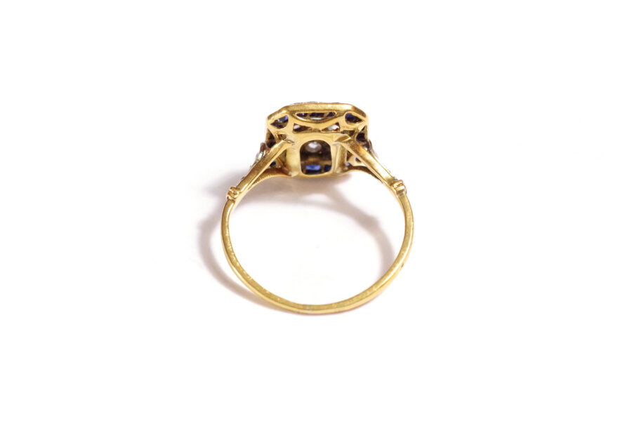 Art deco ring in gold sapphire and diamond