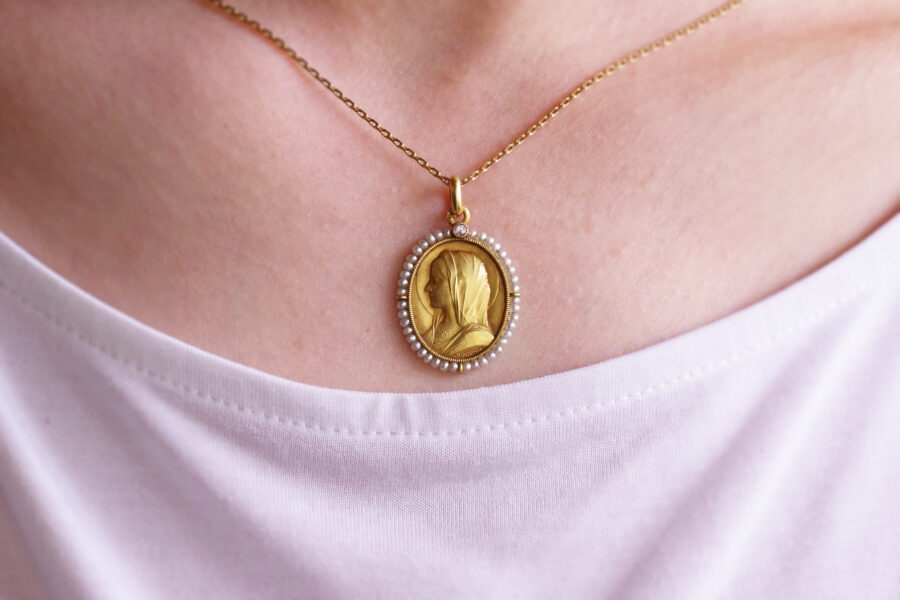christian pendant holy virgin in gold