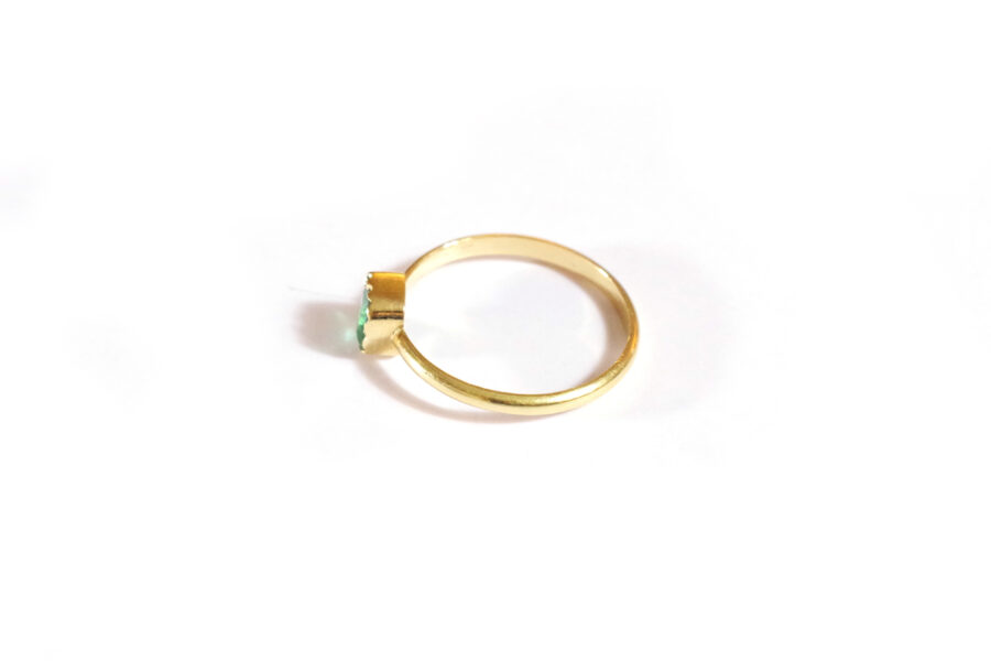modern emerald 18k gold ring