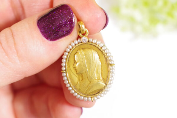 art nouveau medal representing the holy Virgin Mary