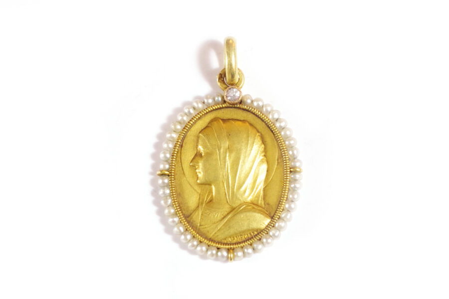 Holy Mary medal in gold and pearls