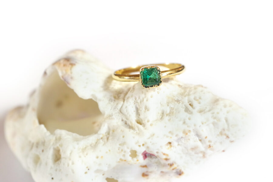 vintage emerald ring in 18k gold preowned jewelry