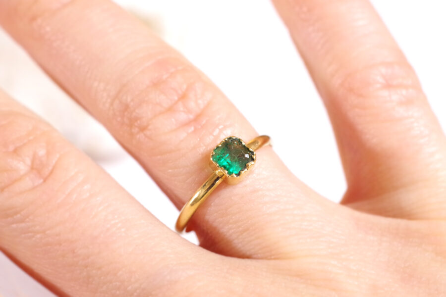 solitaire emerald ring in 18k gold