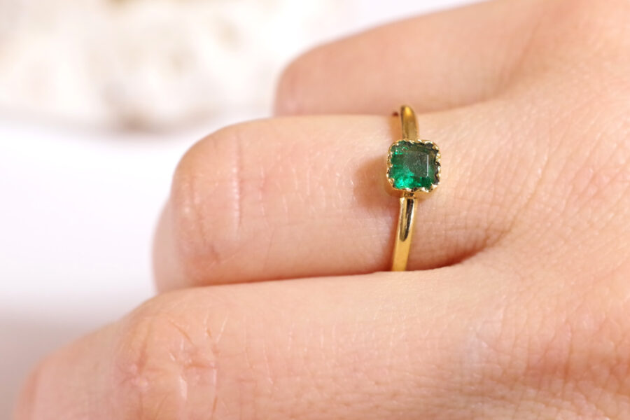 modern solitaire emerald ring in 18k gold