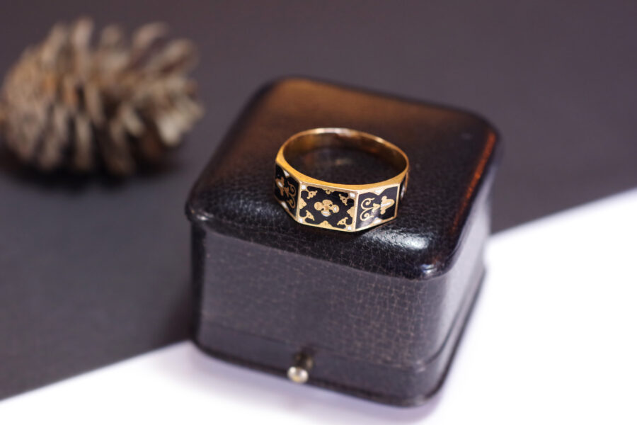 antique enamelled man ring in gold