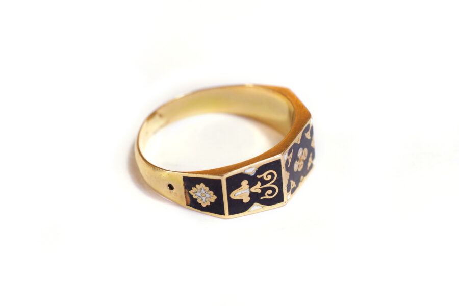 victorian ring in gold for men