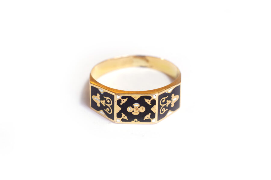 antique enamelled ring in gold