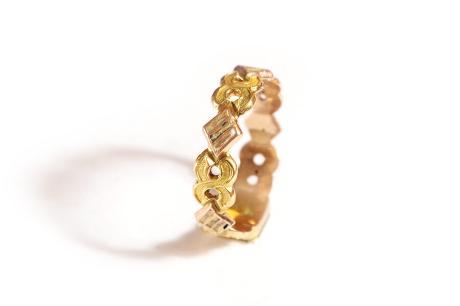 secret compartment ring in gold poison