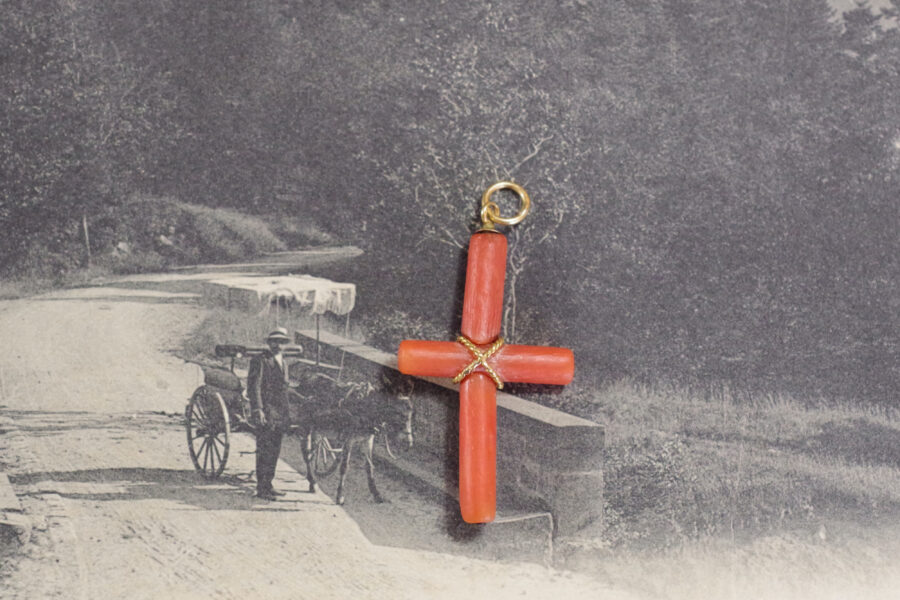 pendentif croix religieuse corail bijou regional français