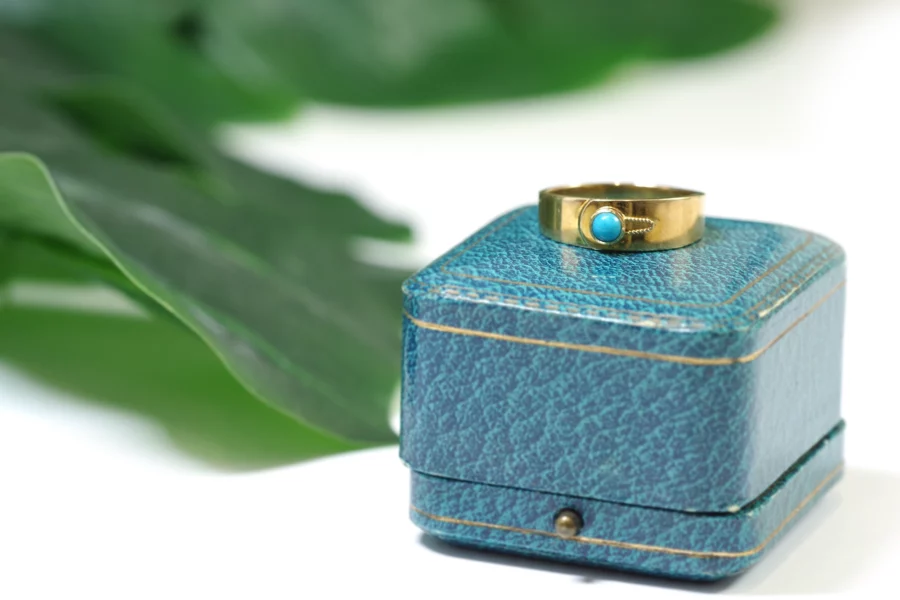 Man turquoise ring in gold