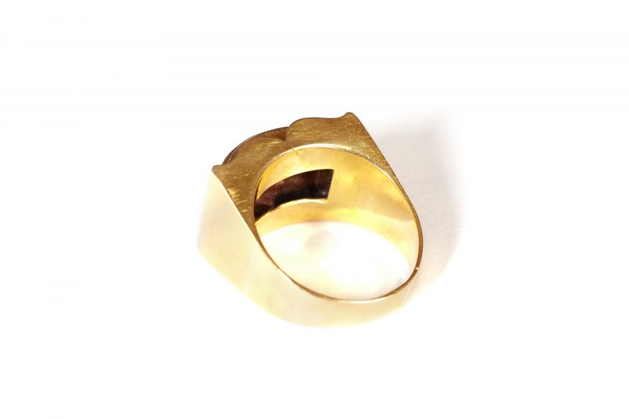 saphirre tank ring in gold