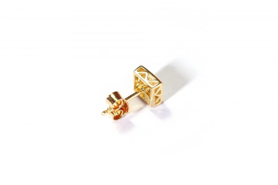 single stud earring in gold and diamond