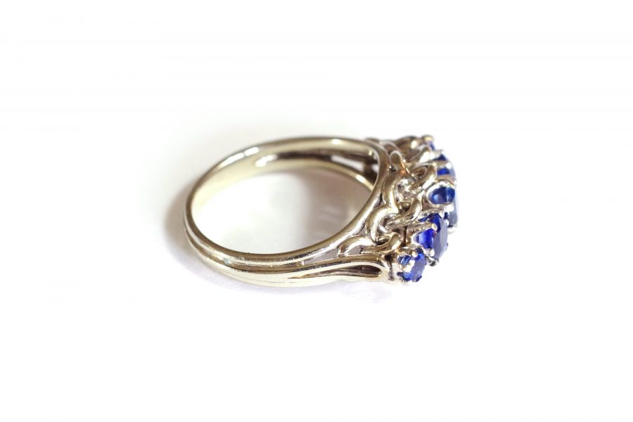 retro sapphire ring in white gold