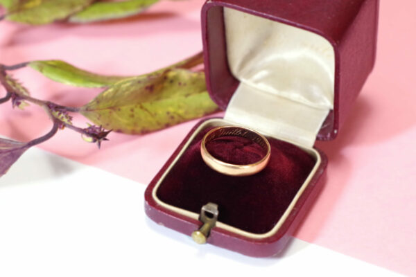 wedding ring in 18k gold