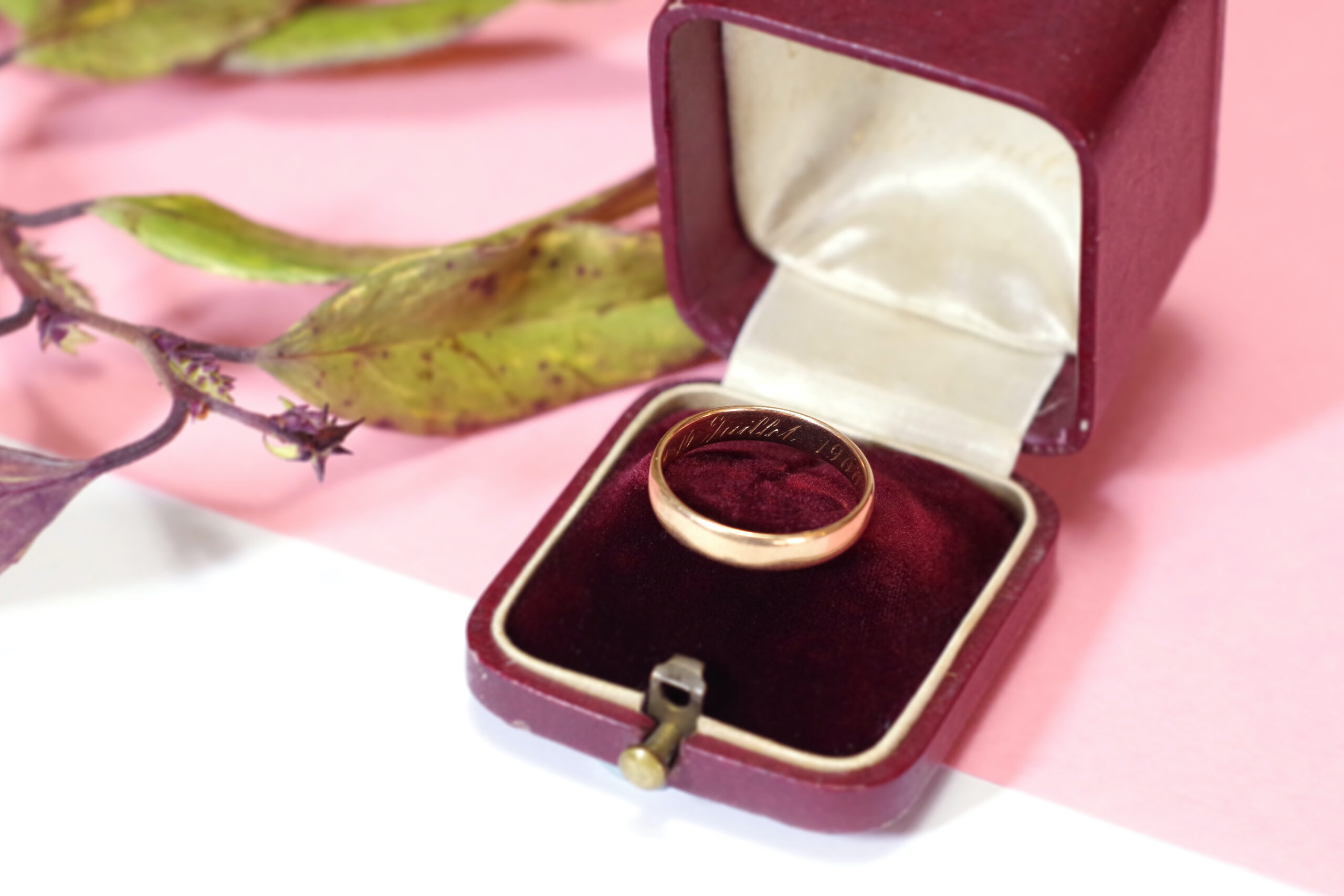 wedding ring in 18k gold