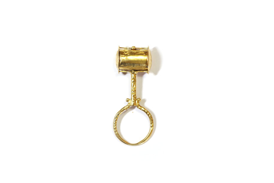 Victorian magnifying glass pendant in gold