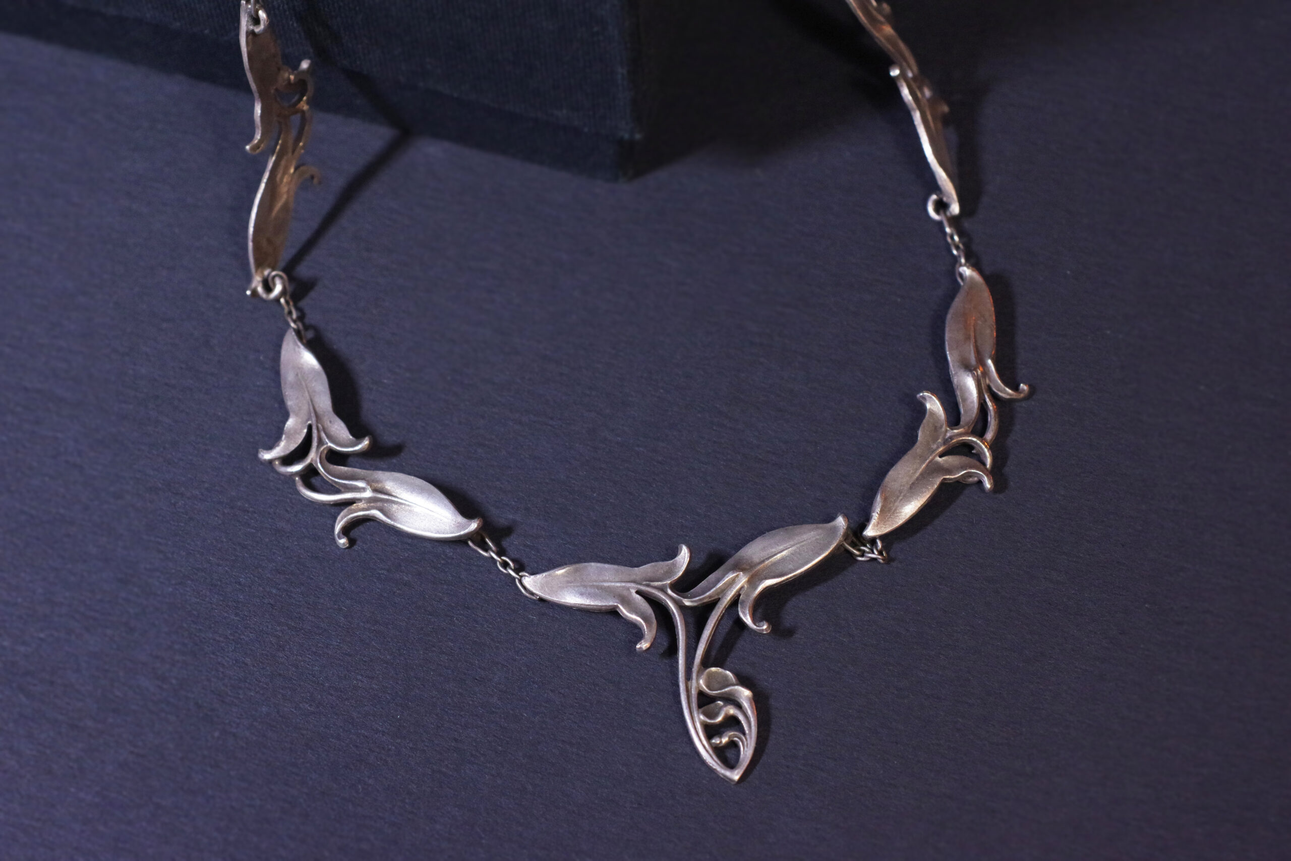Art Nouveau necklace in silver