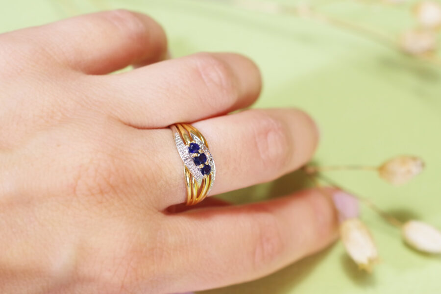 sapphire ring in gold