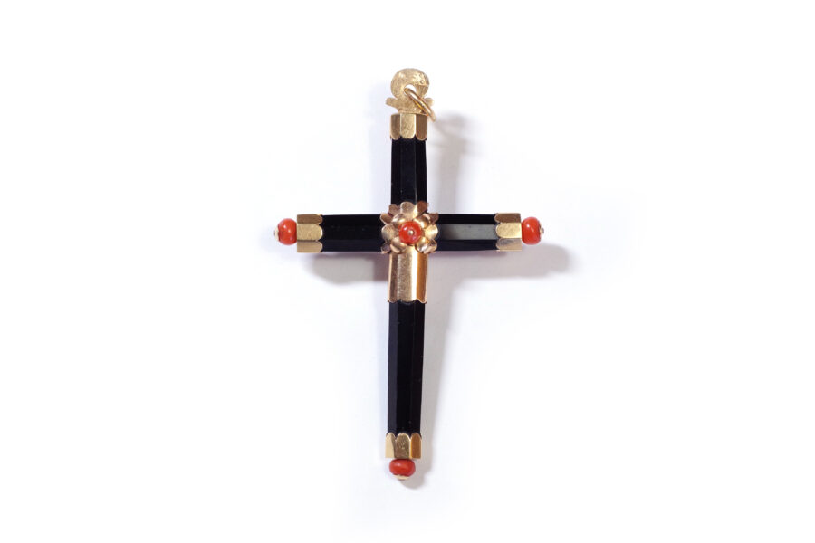 pendentif religieux croix en onyx et corail