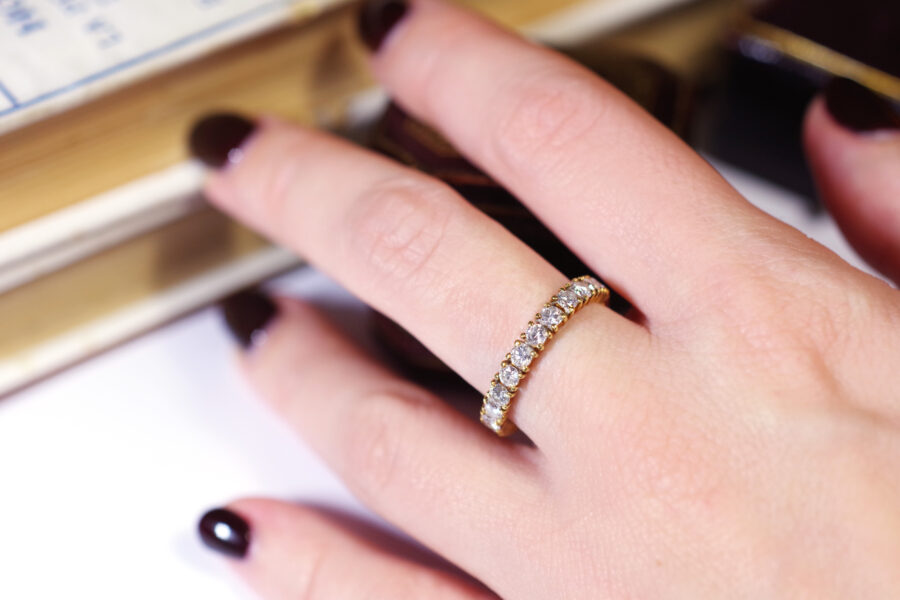 eternity diamond ring in gold brilliant cut