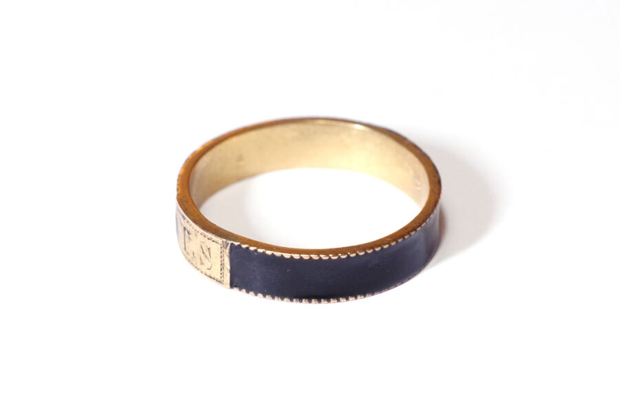 Mourning black ring in gold