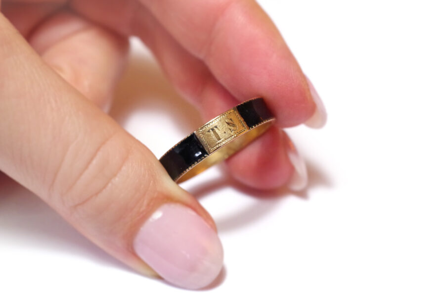 Mourning signet ring in gold