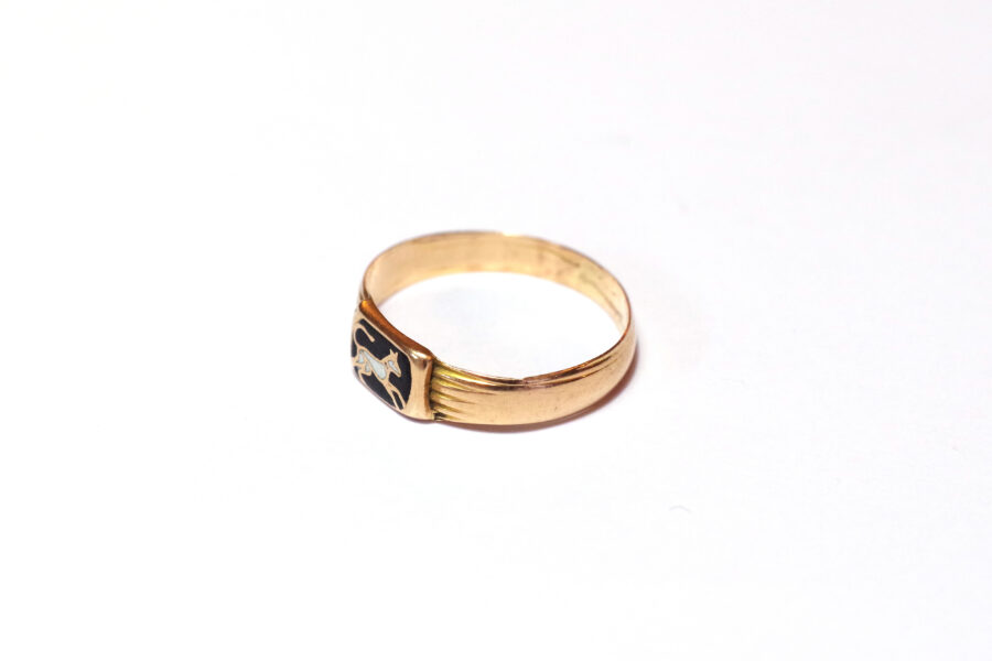 antique dog band ring in gold