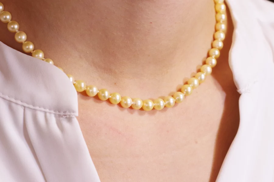 collier de perles dorées choker