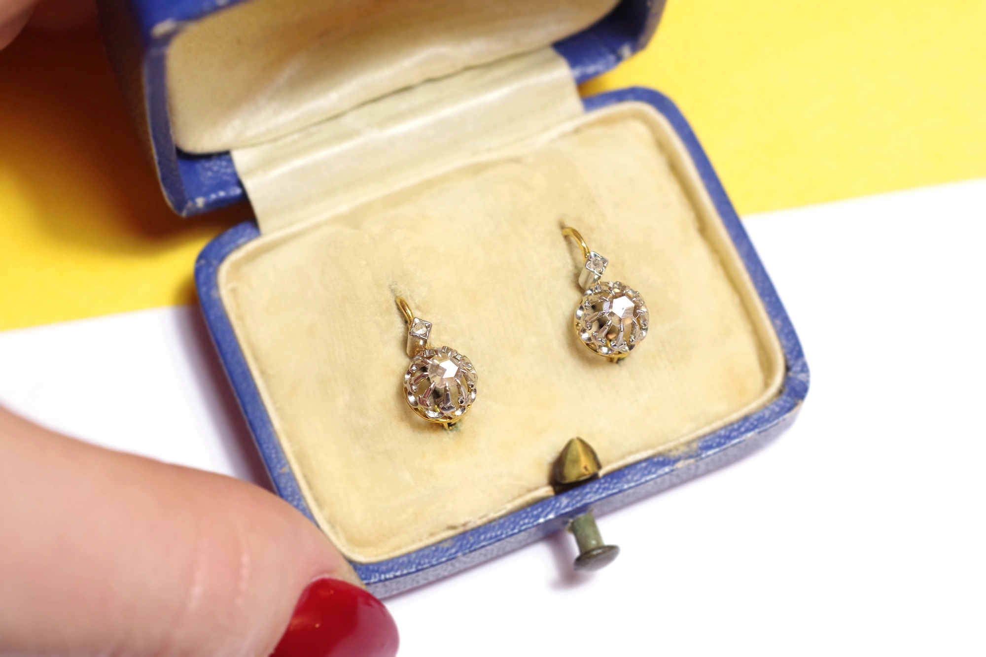 Boucles d'oreilles Dormeuses en or 18k et Platine vers 1930 avec roses de  diamant