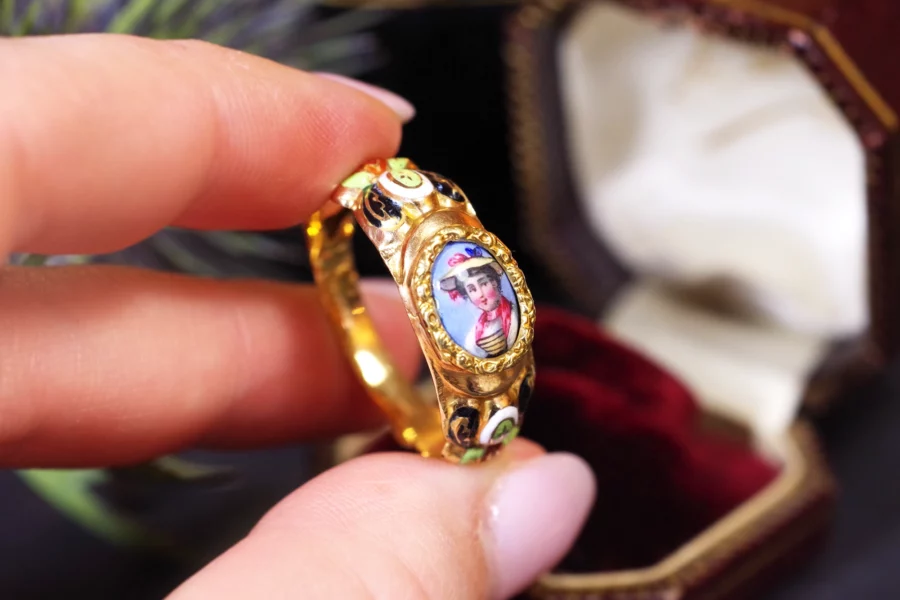 Victorian enamel poison ring in gold
